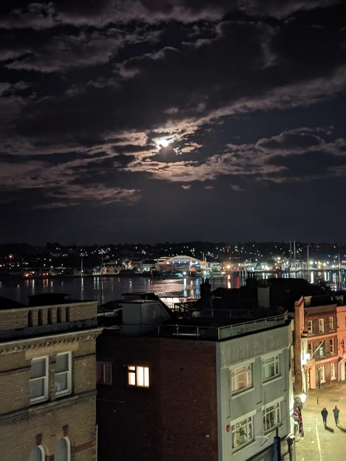 Seafarer'S View - 6 Bedroom Townhouse In Cowes, Parking & Seaviews. Cowes  Eksteriør billede